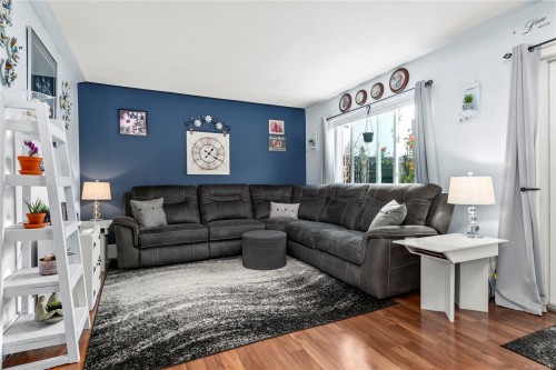 B-795 Robron Rd, Campbell River, BC - Indoor Photo Showing Living Room