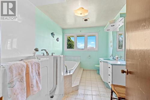 631 Highway 96, Frontenac Islands (The Islands), ON - Indoor Photo Showing Bathroom