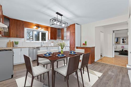 Salon - 5886 Rue Alain, Brossard, QC - Indoor