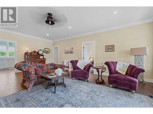 3828 Parri Road, Sorrento, BC - Indoor Photo Showing Living Room