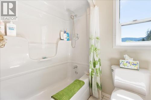 1089, 1090 3A Highway, Nelson, BC - Indoor Photo Showing Bathroom