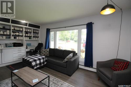 405 4Th Avenue E, Shaunavon, SK - Indoor Photo Showing Living Room