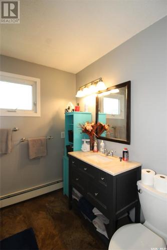 405 4Th Avenue E, Shaunavon, SK - Indoor Photo Showing Bathroom