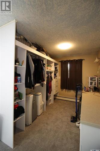 405 4Th Avenue E, Shaunavon, SK - Indoor With Storage