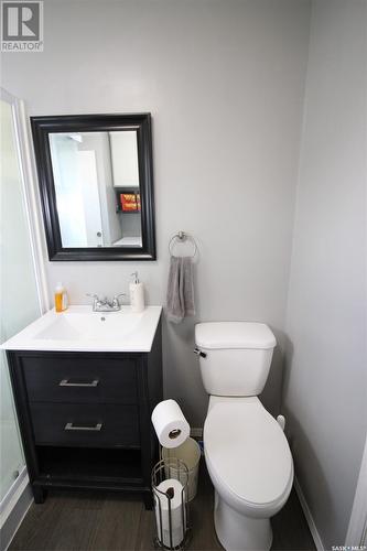 405 4Th Avenue E, Shaunavon, SK - Indoor Photo Showing Bathroom