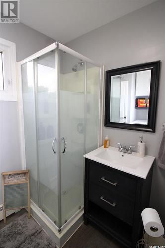 405 4Th Avenue E, Shaunavon, SK - Indoor Photo Showing Bathroom
