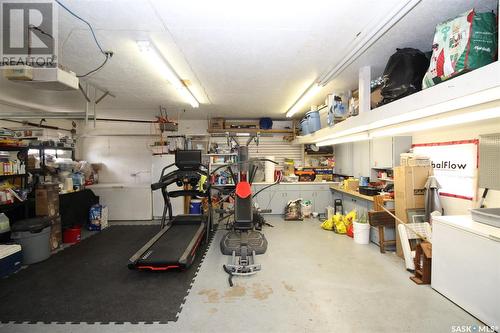 405 4Th Avenue E, Shaunavon, SK - Indoor Photo Showing Garage