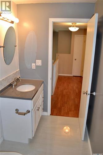 15 O'Connor Crescent, Kindersley, SK - Indoor Photo Showing Bathroom