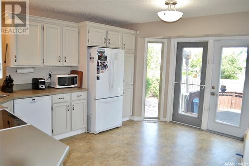 15 O'Connor Crescent, Kindersley, SK - Indoor Photo Showing Kitchen