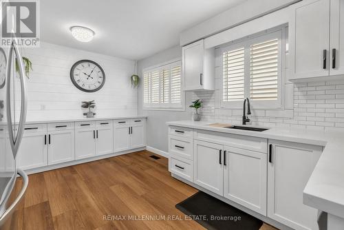 39 Toboggan Hill Drive, Orillia, ON - Indoor Photo Showing Kitchen With Upgraded Kitchen