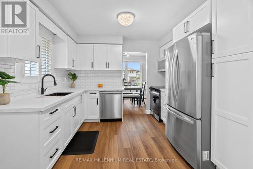39 Toboggan Hill Drive, Orillia, ON - Indoor Photo Showing Kitchen With Upgraded Kitchen