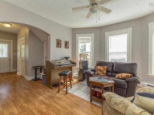 25 Jubilee Avenue, Stellarton, NS 
