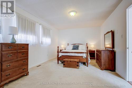 Extremely large primary bedroom - 4425 Sawmill Valley Drive, Mississauga, ON - Indoor Photo Showing Bedroom