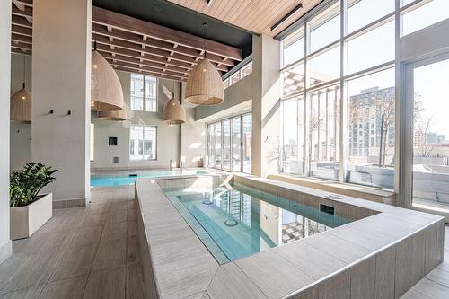 Piscine - 2203-1288 Rue St-Antoine O., Montréal (Ville-Marie), QC - Indoor Photo Showing Other Room With In Ground Pool