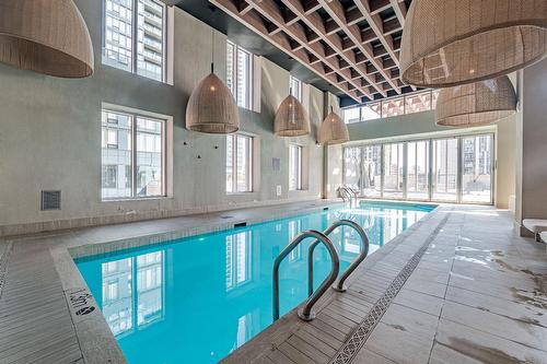 Piscine - 2203-1288 Rue St-Antoine O., Montréal (Ville-Marie), QC - Indoor Photo Showing Other Room With In Ground Pool