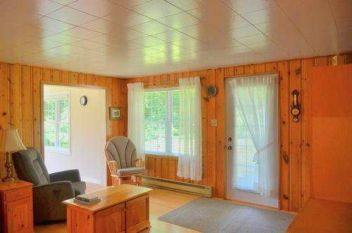 Salon - 908 Ch. Dutch, Saint-Armand, QC - Indoor