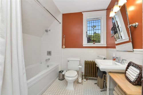 566 Gorge Rd West, Saanich, BC 