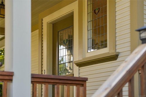 566 Gorge Rd West, Saanich, BC 