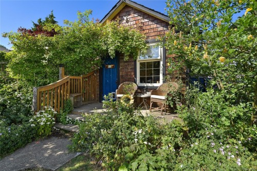 566 Gorge Rd West, Saanich, BC 