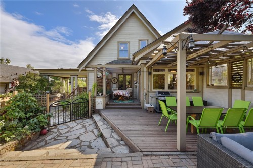 566 Gorge Rd West, Saanich, BC 