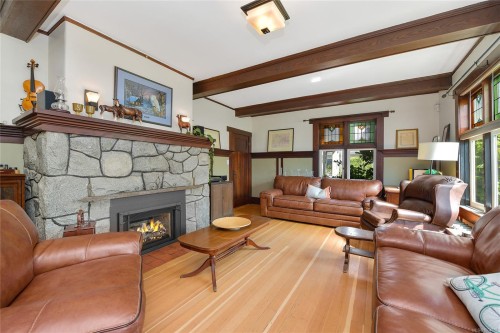 566 Gorge Rd West, Saanich, BC 