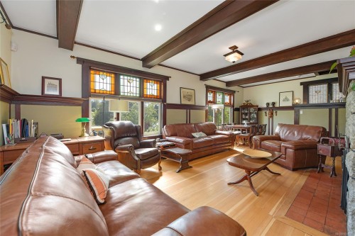 566 Gorge Rd West, Saanich, BC 