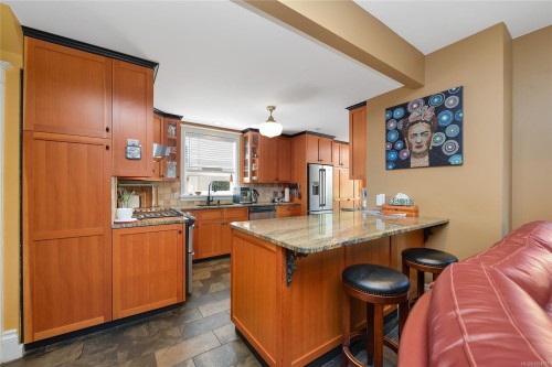 566 Gorge Rd West, Saanich, BC 