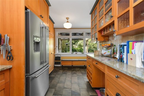 566 Gorge Rd West, Saanich, BC 