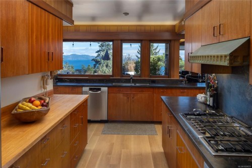 1996 Ferndale Rd, Saanich, BC 