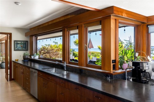 1996 Ferndale Rd, Saanich, BC 