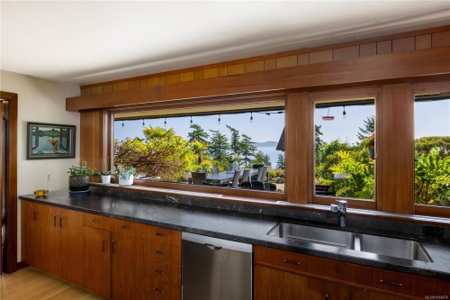 1996 Ferndale Rd, Saanich, BC 