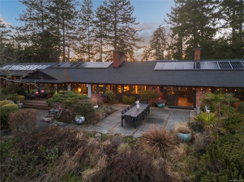 1996 Ferndale Rd, Saanich, BC 