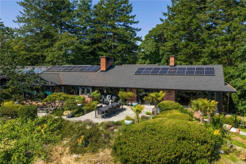 1996 Ferndale Rd, Saanich, BC 