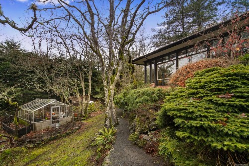 1996 Ferndale Rd, Saanich, BC 