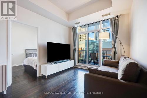 Gv202 - 320 City  Centre Drive, Mississauga, ON - Indoor Photo Showing Living Room