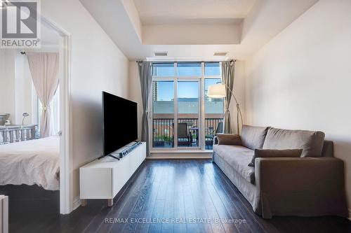 Gv202 - 320 City  Centre Drive, Mississauga, ON - Indoor Photo Showing Living Room