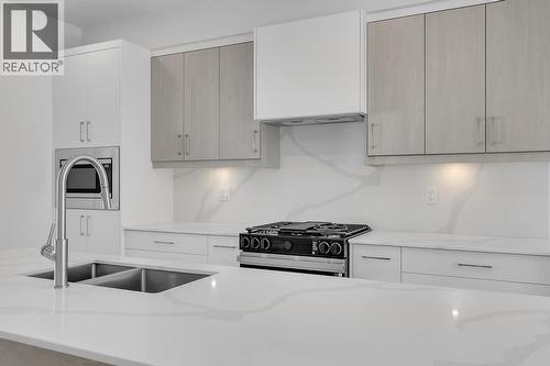 5300 Main Street Unit# 118, Kelowna, BC - Indoor Photo Showing Kitchen With Double Sink With Upgraded Kitchen