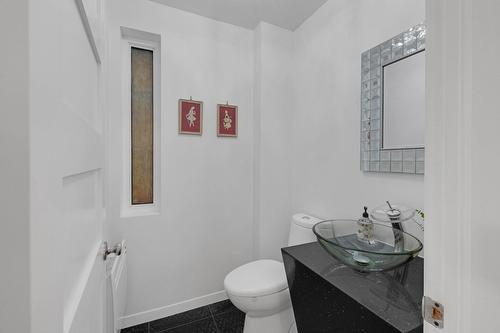 Salle d'eau - 120 Ch. Strathcona, Mont-Royal, QC - Indoor Photo Showing Bathroom