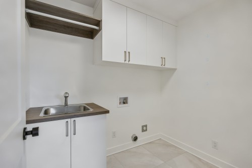 Salle de lavage - 44 Rue Marcoux, Saint-Basile-Le-Grand, QC - Indoor