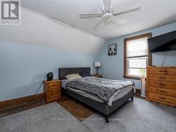 Large bedroom upper level - 