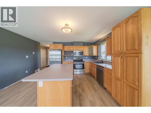 5526 Lakeside Court, 103 Mile House, BC - Indoor Photo Showing Kitchen
