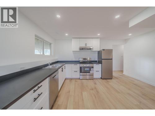 5526 Lakeside Court, 103 Mile House, BC - Indoor Photo Showing Kitchen