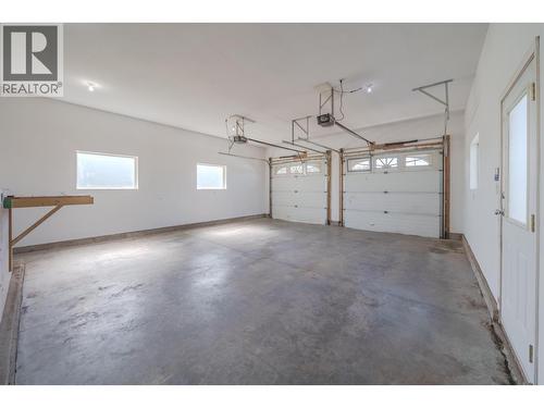 5526 Lakeside Court, 103 Mile House, BC - Indoor Photo Showing Garage