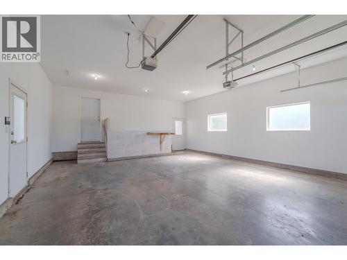 5526 Lakeside Court, 103 Mile House, BC - Indoor Photo Showing Garage