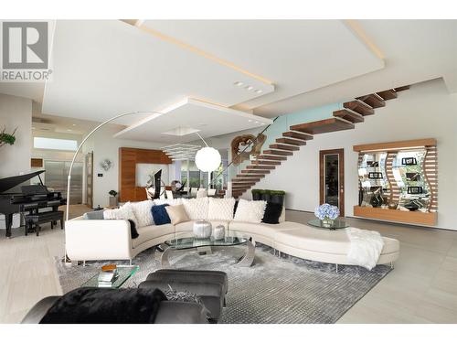 2469 Thacker Drive, West Kelowna, BC - Indoor Photo Showing Living Room