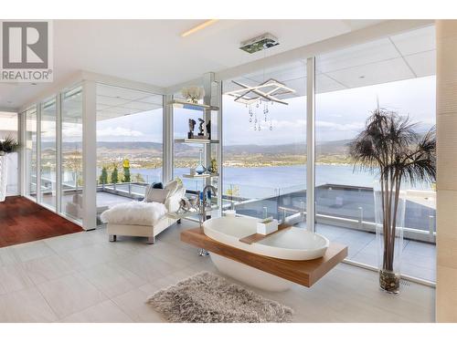 2469 Thacker Drive, West Kelowna, BC - Indoor