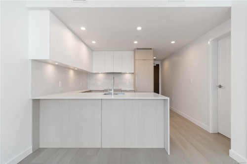 303-1100 Yates St, Victoria, BC - Indoor Photo Showing Kitchen