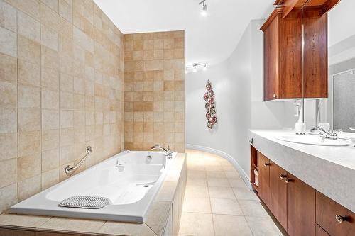 Bathroom - 1-12 Côte De La Canoterie, Québec (La Cité-Limoilou), QC - Indoor Photo Showing Bathroom