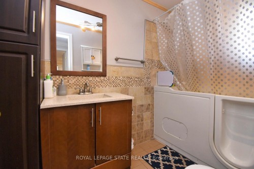 205 Ivon Avenue, Hamilton, ON - Indoor Photo Showing Bathroom