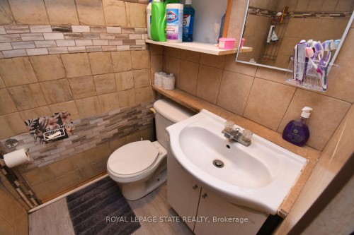 205 Ivon Avenue, Hamilton, ON - Indoor Photo Showing Bathroom